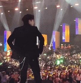 王一博犯路痴原地转圈无奈摊手太可爱,意外与肖战同台成亮点