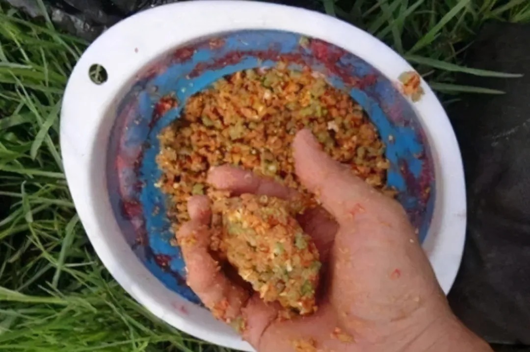 钓法|冬钓诱鱼不够快?那是你没按套路出牌,试试这几招,刚下钩就有口