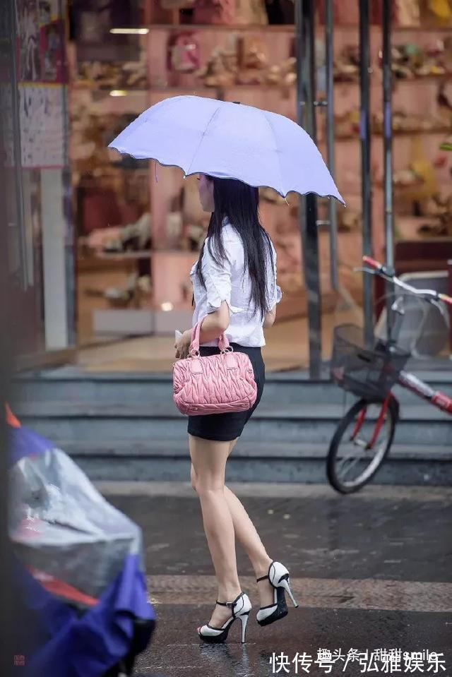 凉鞋 美女蓝色牛仔短裤搭配一双高跟凉鞋,打造出一种休闲的姿态