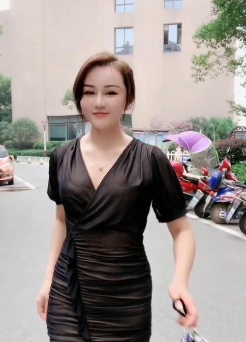 大长腿|干净白皙的女孩，穿搭一身黑色，反映“冷艳”气质