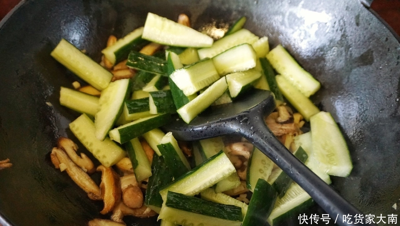 香菇和黄瓜的完美搭配,清新爽口还下饭,全家都爱吃