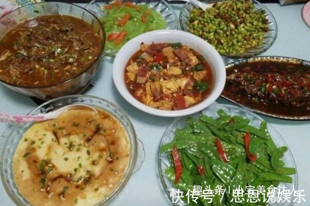 老公月薪8千元,做晚餐犒劳老公,婆婆看到饭菜后,吃饭不是喂猪