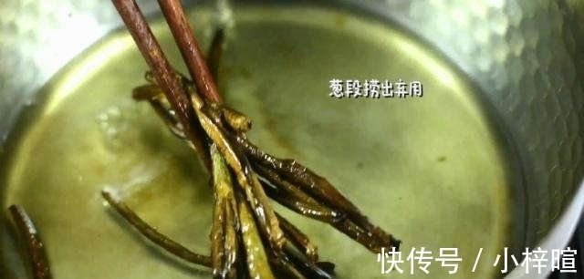 清香|葱油饼这做法火了,不揉面不烫面,清香酥脆,放上3天也不会硬