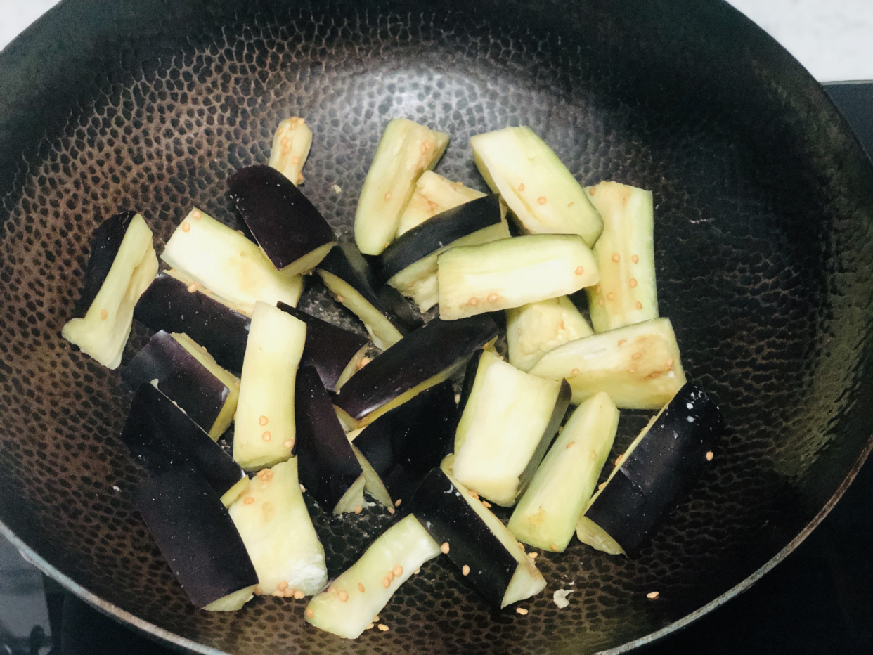 现在才知道，炒茄子不能先放油，教你一招，茄子不吸油不发黑