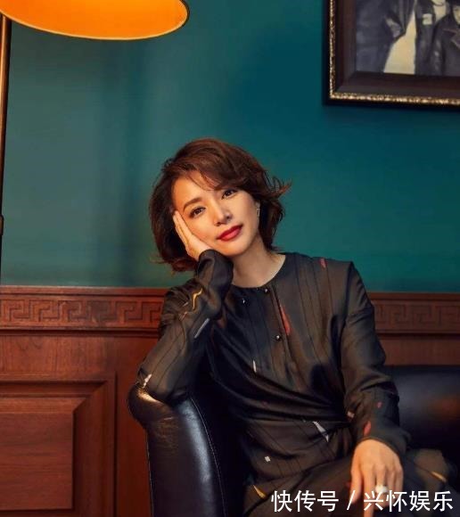 參觀董卿在美國(guó)的豪宅,全屋衛(wèi)生間都有十個(gè),戶外環(huán)境像園林景觀