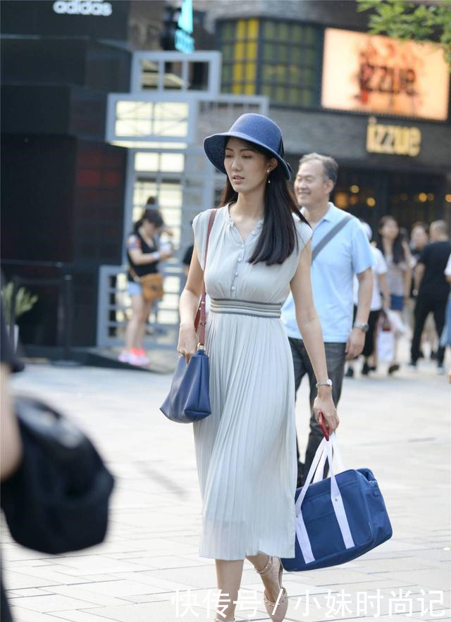 搭配|街拍:穿着长裙的姑娘, 要搭配高跟鞋, 才会看着不挑身材