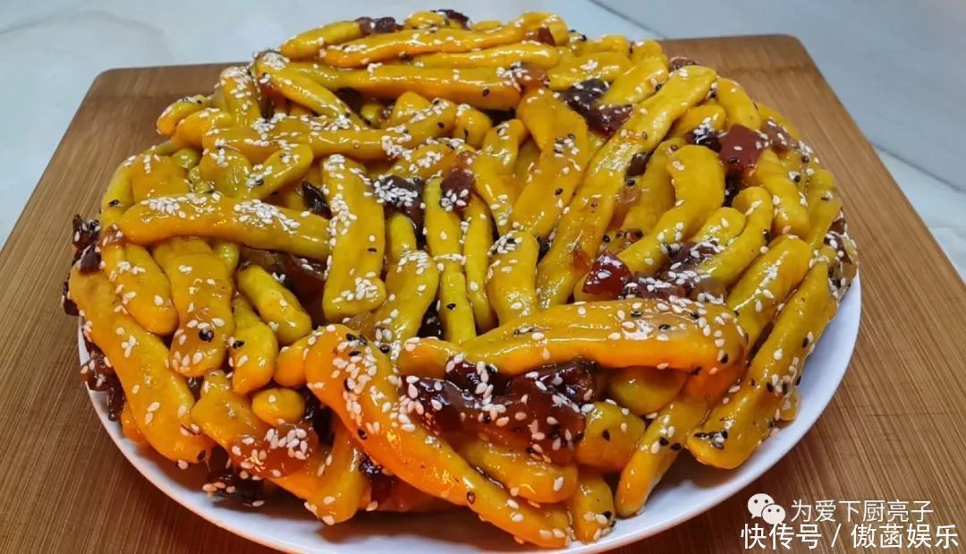 以后南瓜面粉就这么做,加3个鸡蛋,不蒸馒不烙饼,上桌就被抢光