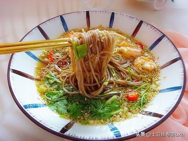 眯眯眼|晚餐的一碗面火了,酸爽开胃吃不胖,香到眯眯眼,网友:明天安排