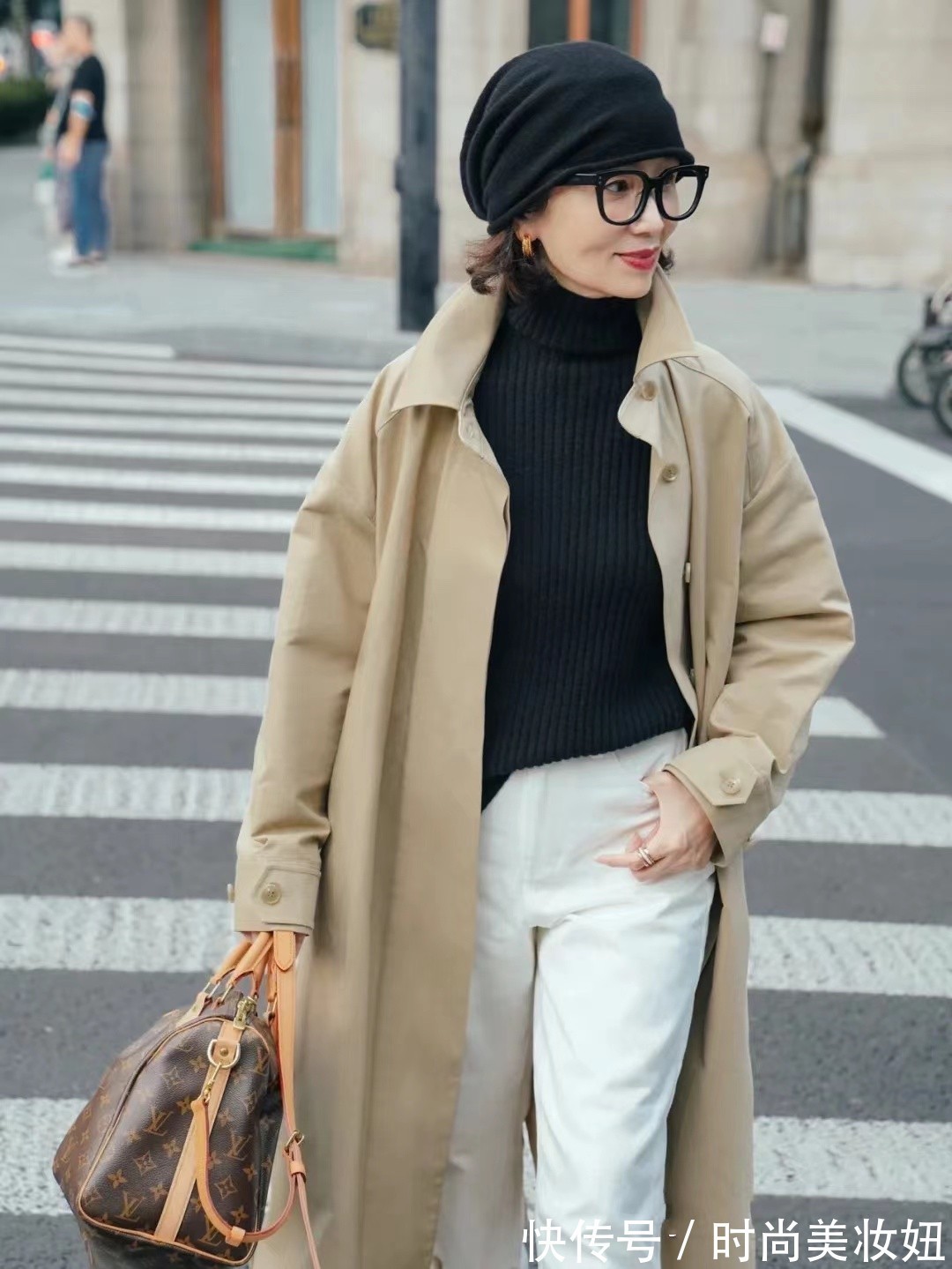 风衣|60岁的女人穿风衣就该这样,看看她们的优雅高级,太洋气了