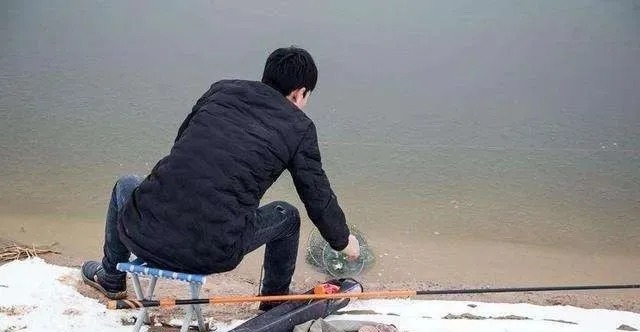 冬天钓鱼打窝有讲究?掌握这三个技巧,分分钟钓上大板鲫!
