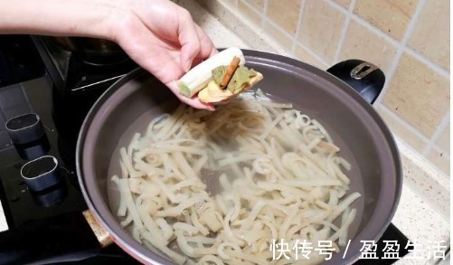 猪皮|猪皮这样吃才叫爽,不炒也不炸,一次做一锅,一锅都不够吃