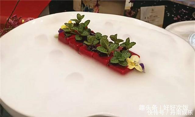 年夜饭菜谱：香酥鸡丁，啤酒鸭，三鲜萝卜卷，红腐乳鹅肝