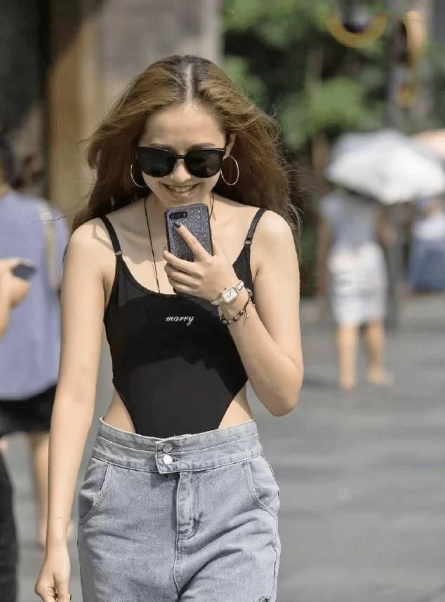 连体衣加牛仔裤迷人“腰线”,这样穿也太潮了