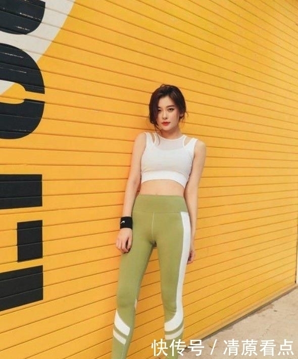 街拍时尚美女搭配修身打底裤,展现高贵优雅气质,十分亮眼