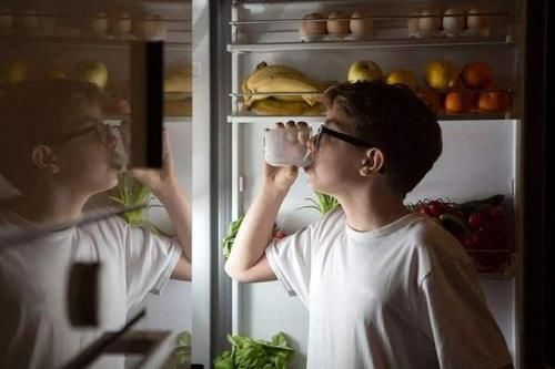 父母|睡前3个“坏习惯”,正在慢慢“偷走”娃的身高,父母要及时察觉