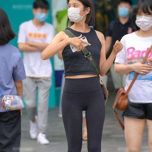 运动鞋|潇洒自在的打底裤穿搭更加随意自在,优雅舒适全都有,又可外穿