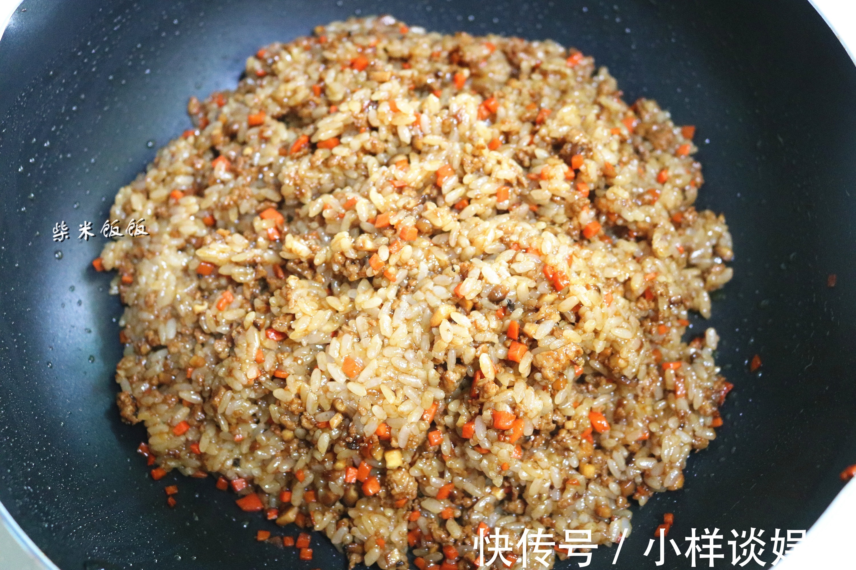 我家吃烧麦从不买,这做法简单,捏一捏10分钟出锅,4个不够吃