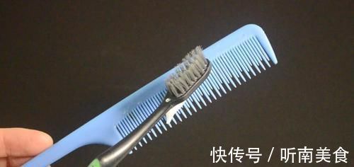 把牙膏涂抹在梳子上太实用了,我也是今天刚知道,看完尽快提醒家人