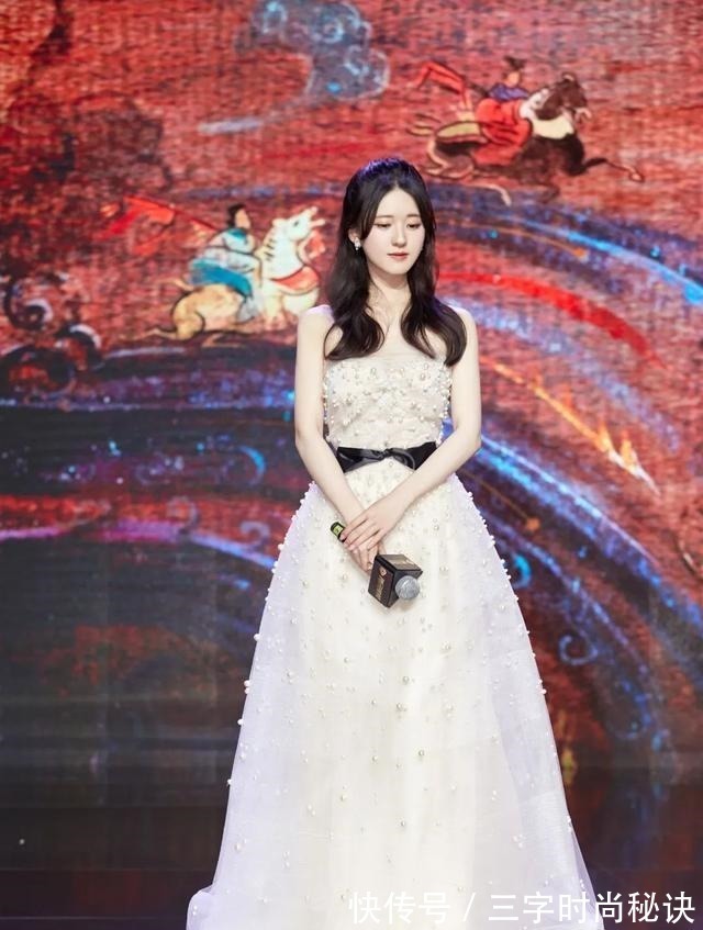 弧度 告别假发片,赵露思同款“头包脸”发型超显瘦!