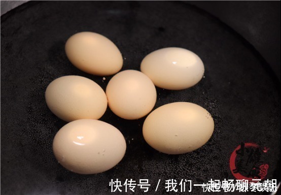 米醋|原来水煮鸡蛋有绝招,只需多加一步,鸡蛋又香又嫩,壳一碰就掉