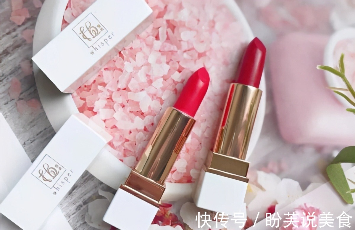 嘴唇 女人涂口红时,要改掉这4个坏习惯,不然再贵的口红都掉色粘杯