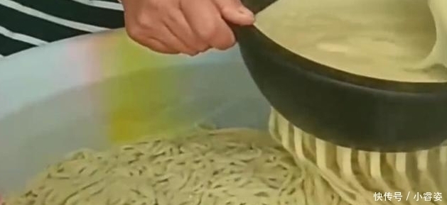 大妈|农村大妈不用和面,一盆热水就能做出面条,还是第一次见到做法