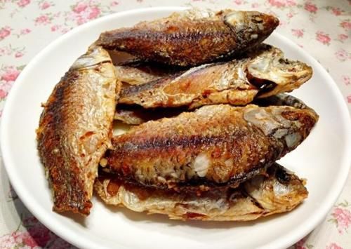 煎鱼时，只放油是不行的，多加这样“东西”，鱼皮完整不粘锅