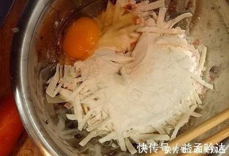 酥脆|土豆丝鸡蛋饼，金黄的颜色和酥脆的味道，这是一个标准的早餐