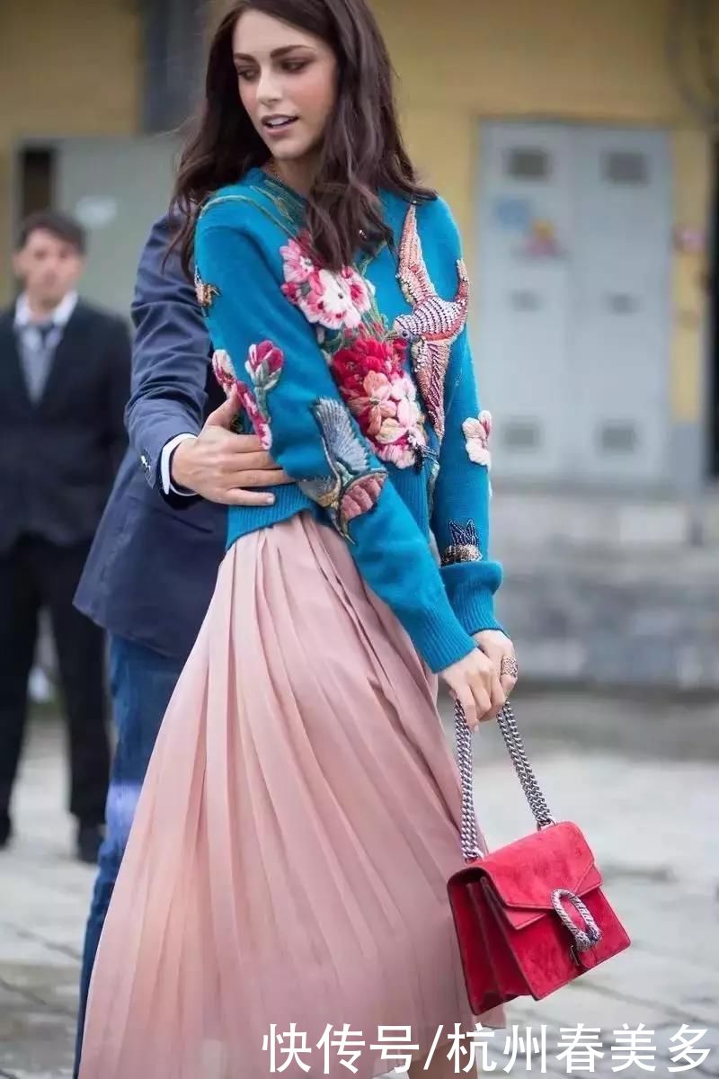 毛衣流行这么塞，修饰腿型还显高5cm