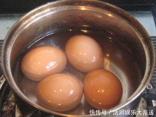 水煮蛋|白水煮蛋时,多加一勺“它”,鸡蛋又香又嫩,还能3秒剥壳