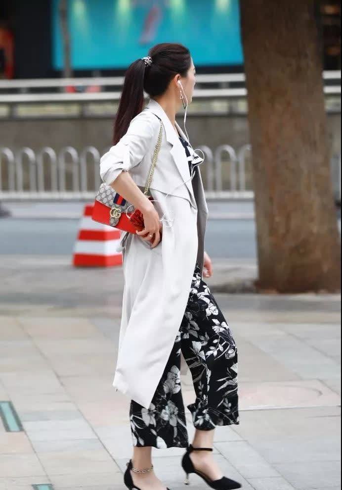 气质|街拍:绑马尾辫的气质少妇,打扮大方得体,成熟优雅气质尽收眼底