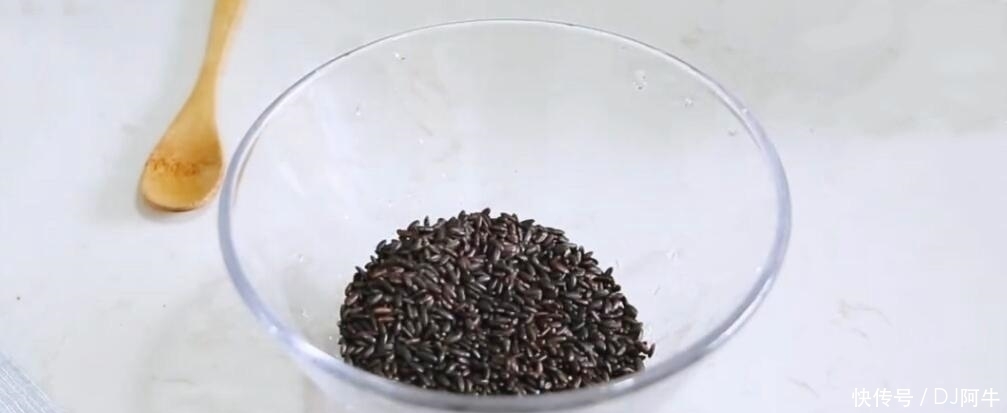 三黑粥|白发最怕这食材,隔天吃一回,头发乌黑亮丽,人人见了都夸漂亮