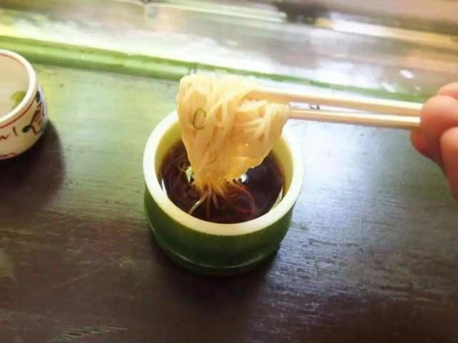 恶心|日本奇葩的“流水素面”,顾客吃完纷纷吐槽,网友吃法有点恶心