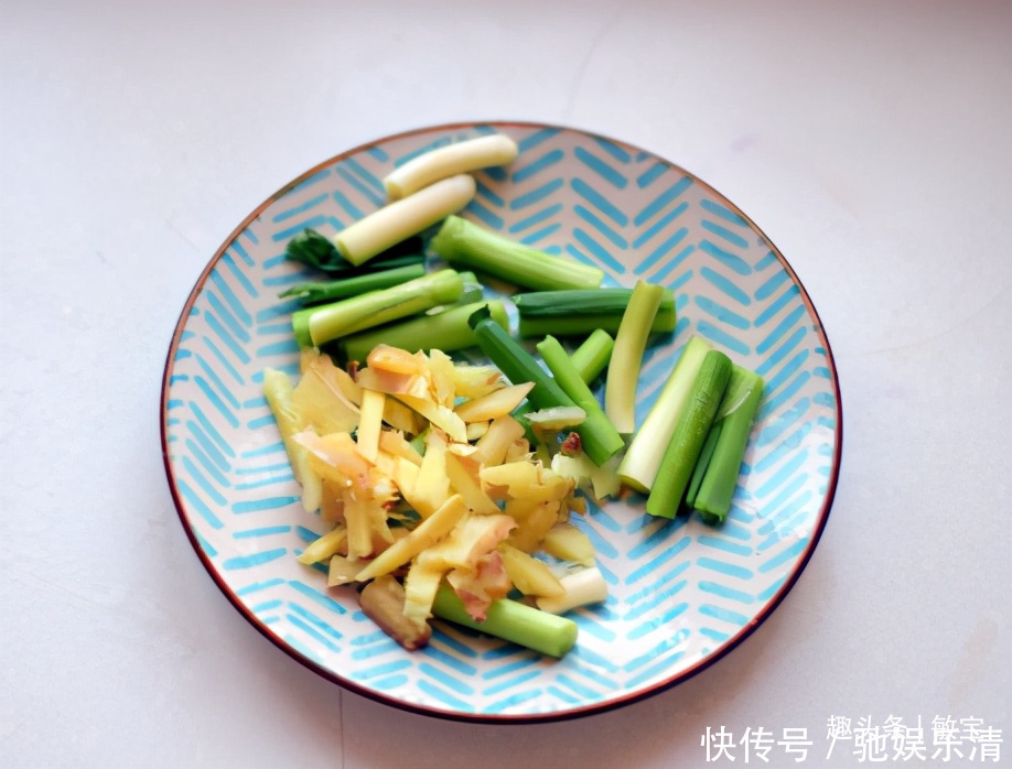 油炸食品|炸带鱼想要好吃，裹面粉还是淀粉大厨教我正确做法，带鱼香又酥