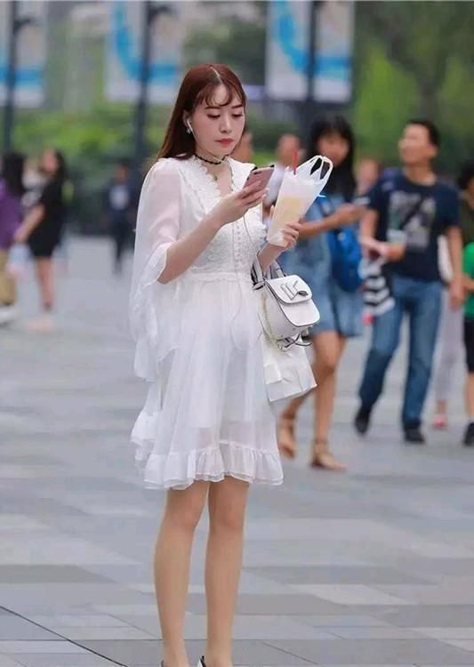 短裙|精致修饰长发的小美女,黑色的上衣配短裙,时尚又靓丽