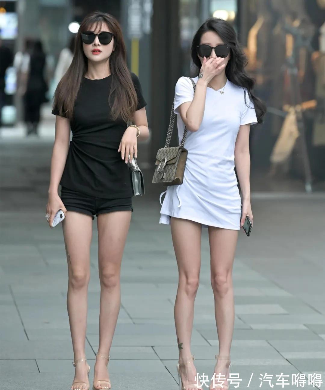 气质|白色T恤款连衣裙，搭配时尚高跟鞋，清爽自在又显气质