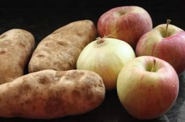 原来土豆这样才不发芽，甚至放一年不发芽不变黑，好方法赶紧学