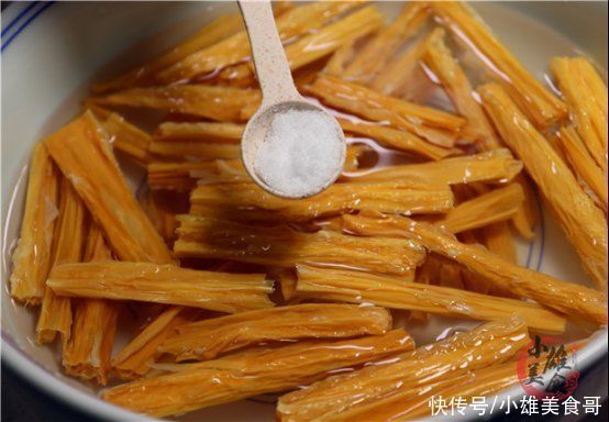 腐竹最忌直接清水泡,干货铺老板教我一招,泡的又快又软不夹生