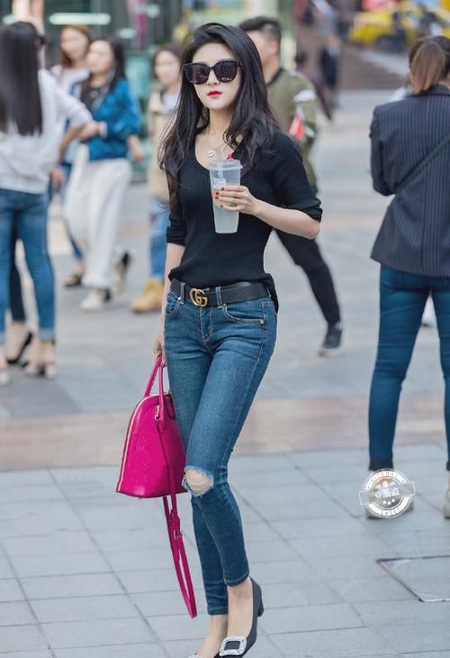  高挑|黑色的紧身衣搭破烂的牛仔裤，给人酷酷的感觉，身材高挑性感