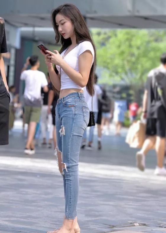 破洞牛仔裤 白色短袖搭配破洞牛仔裤,说不出的时尚,气质又减龄