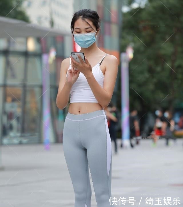 洋气 打底裤的打扮优雅随性穿出自己的格调气质,充满时尚风!