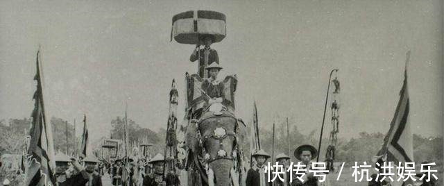 南国$这个国家建国后,做的第一件事就是废除汉字,结果现在出问题了!