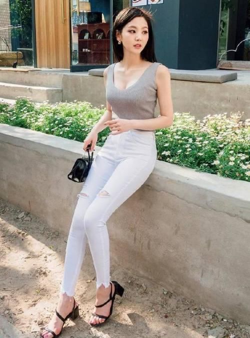 显瘦|白色紧身牛仔裤，展现腿部优美线条！