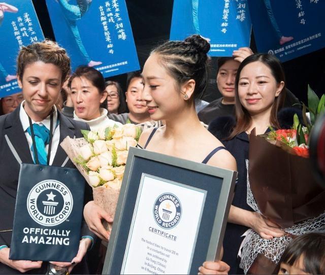 柔术@中国第一柔术美女,轻松打破吉尼斯纪录,网友:这姿势好眼熟