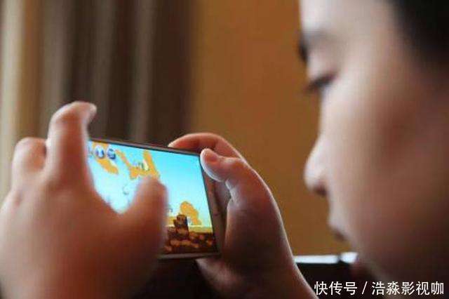 孩子再向你要手機玩時,你就這麼說,保准他不會再鬧了