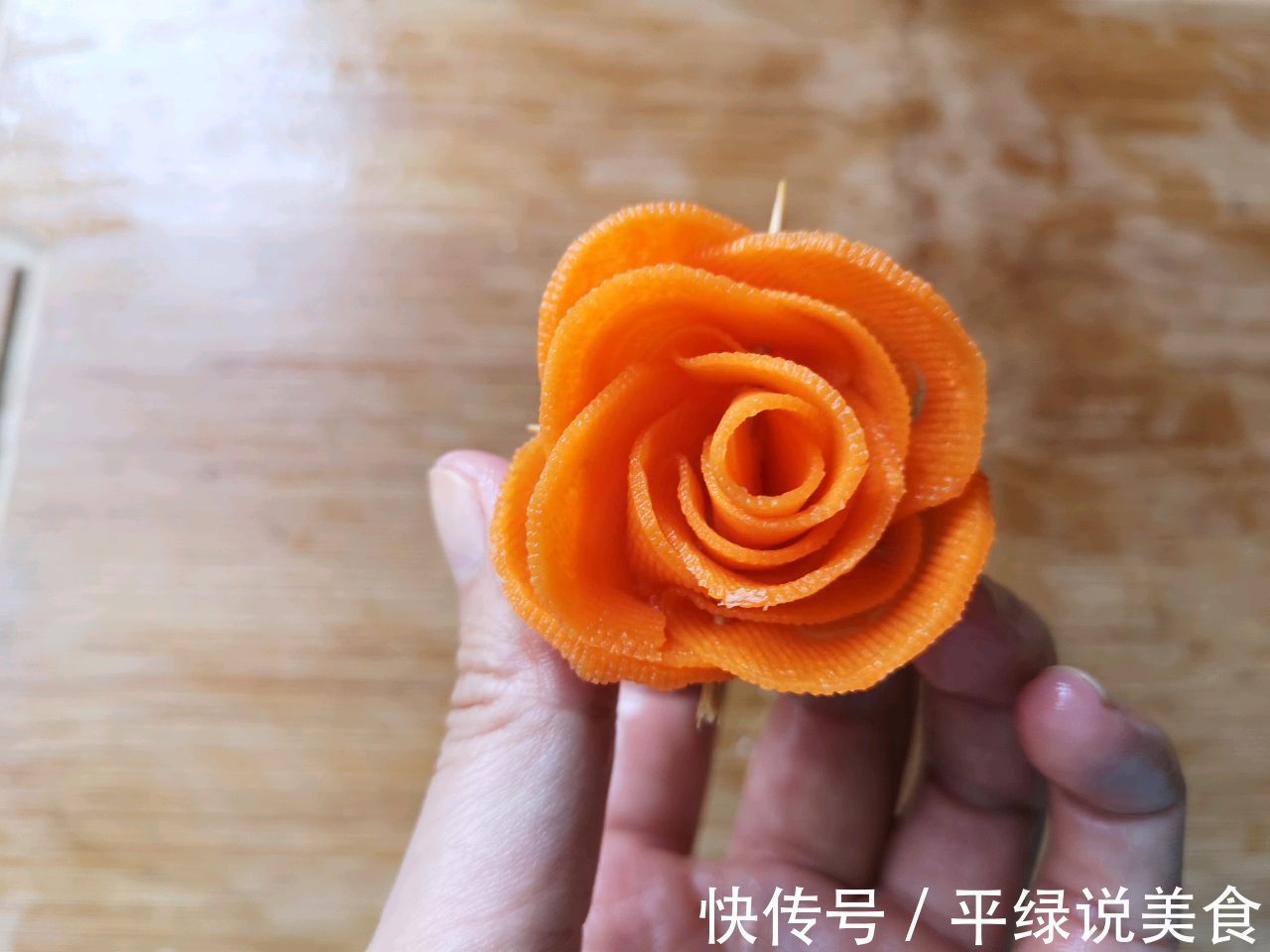 把腊肉跟萝卜搭配在一起，上锅一蒸，肥而不腻真健康