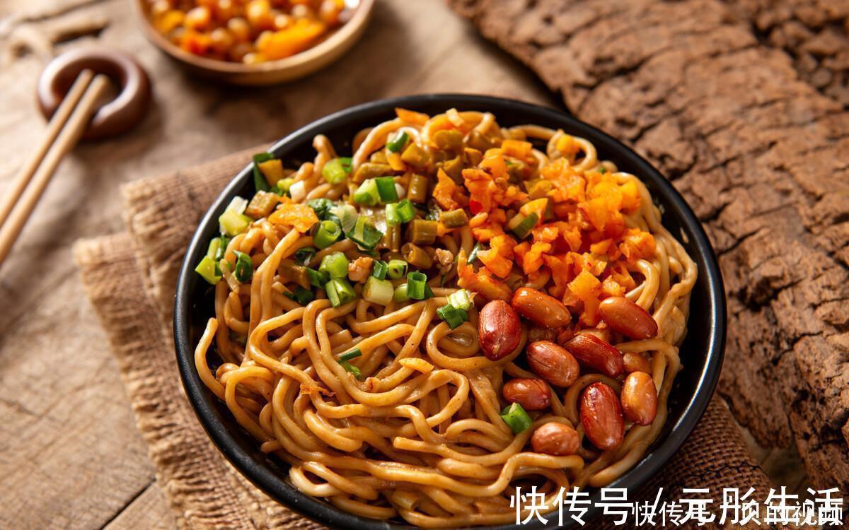 火锅|调芝麻酱，用水还是用油？老师傅教你此种做法，口感香浓顺滑