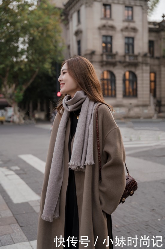 衣服大多|棕色大衣搭配黑色皮靴, 大方有气质!