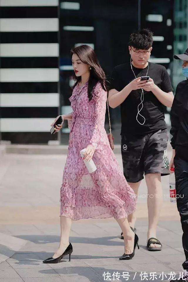 妹子 玫红色的高腰短裤,搭配露肩的雪纺衫,时尚又非常的洋气