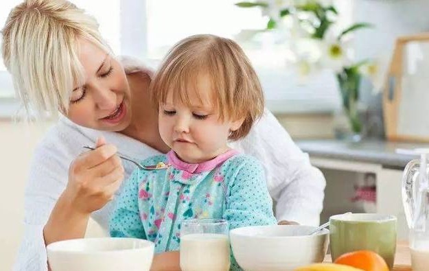 同龄人|张文宏提出儿童吃早餐“两不原则”,家长别糊弄,助力孩子发育好